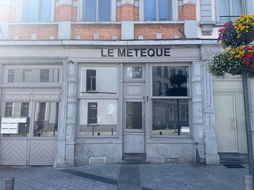Prix: 1100 euros/ mois, deux mois de caution. <br />
<br />
Bâtiment multi-usage comprenant: <br />
<br />
Rez: une grand surface commercial en av