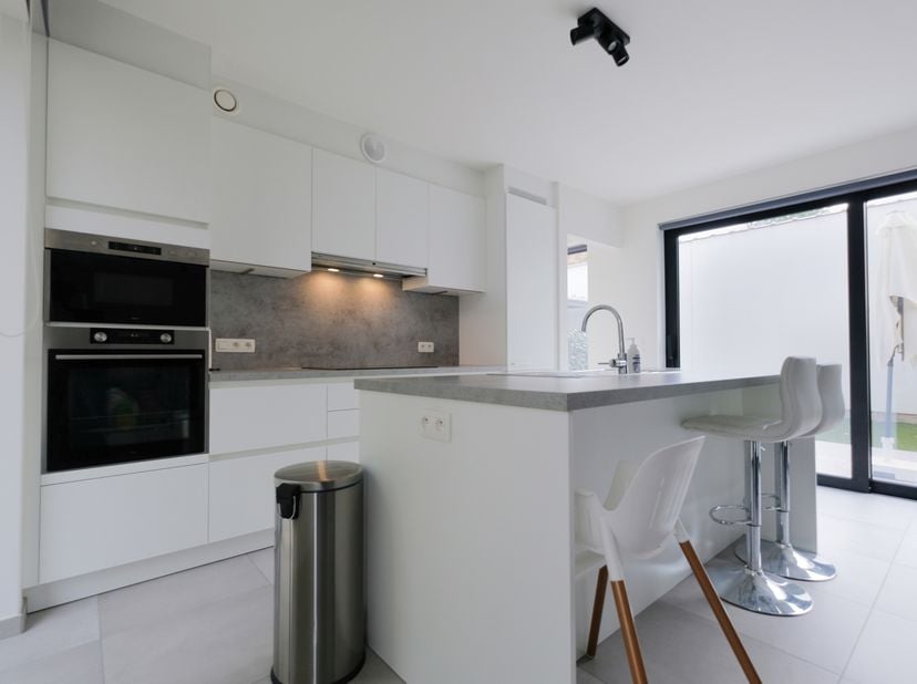 Dit stijlvolle nieuwbouwappartement is rustig gelegen aan de Scheepswerfstraat in Baasrode, op een groene locatie en op korte afstand van het centrum.