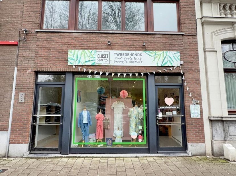 Ce rez-de-chaussée commercial bien situé est situé le long de l'Antwerpsesteenweg au centre de Sint-Amandsberg, juste en face du Campo Santo. Un empla