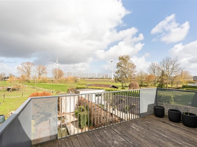 A la recherche d'une maison moderne et bien entretenue avec un esprit loft unique au coeur de Kruibeke, cette propriété est certainement faite pour vo