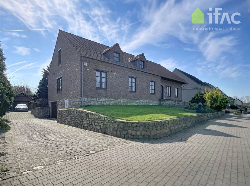 Fantastisch gelegen woning met 4 ruime slaapkamers en mooi aangebouwde veranda te Tildonk te koop. De woning met carport ligt op een mooi perceel van