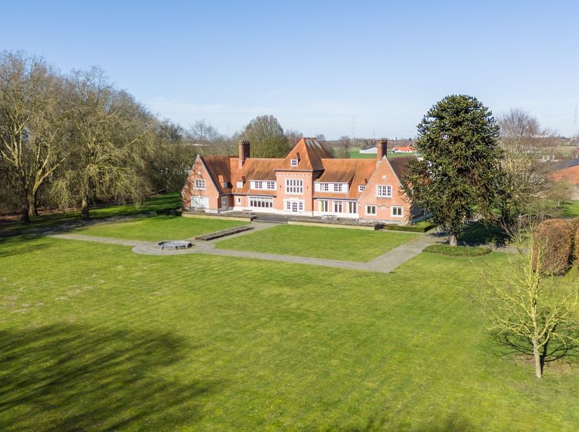 Te midden van een indrukwekkend domein van ca. 6,5 hectare bevindt zich deze uitzonderlijke family estate in Vlaamse landhuisstijl, ontworpen door arc