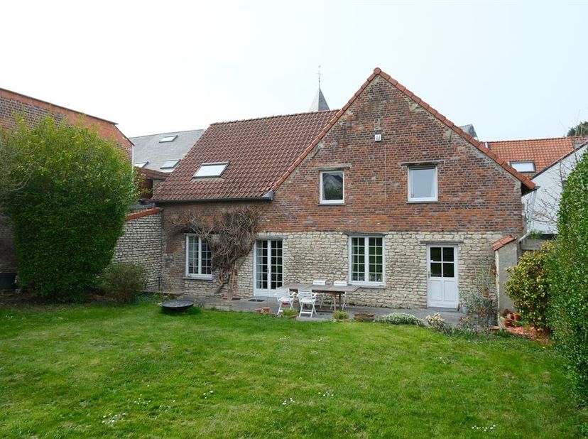 Karaktervol huis, gelegen nabij de Amerikaanse en de Duitse school, 211 m² woonoppervlakte met 4 slaapkamers, 2 badkamers, bureel, woonkamer, keuken,