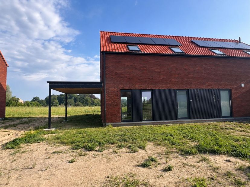 Située dans un environnement calme et rural, avec une vue magnifique sur la nature environnante, cette maison neuve offre tout le confort moderne. Grâ