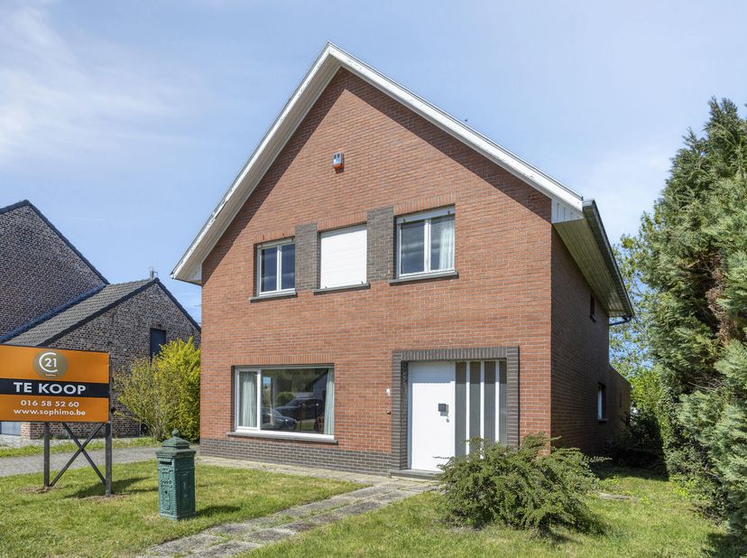 Deze woning, gelegen in de Kroonstraat 84 te Herent, bevindt zich op een uitstekende locatie met vlotte verbindingen naar zowel Leuven als Brussel. De