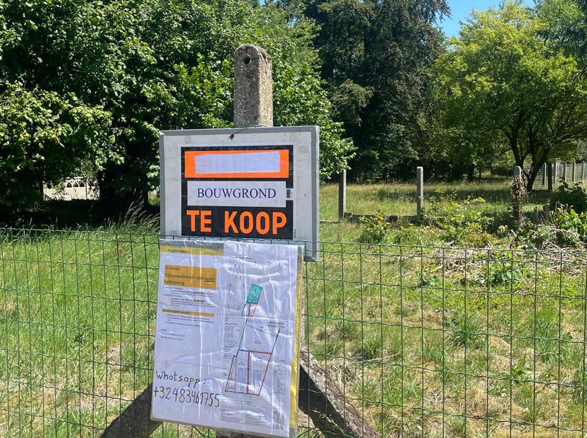 Bouwgrond te koop<br />
<br />
Twee open bouwpercelen in landelijk gebied met achterliggende weide. Aangegeven prijs per bouwperceel.<br />
<br />
Voo
