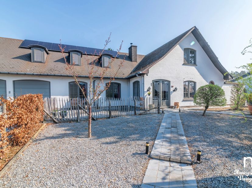 In de Laambroekstraat in Heusden-Zolder ontvouwt zich een woning die je stap voor stap weet te verrassen. Achter de gevel schuilt een solide thuis uit