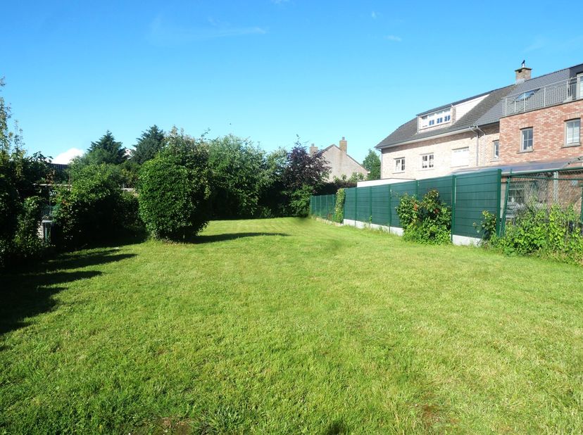 Deze charmante woning geniet van een uitstekende ligging in Zellik, een gegeerde deelgemeente van Asse. Dankzij de nabijheid van winkels, scholen, ope
