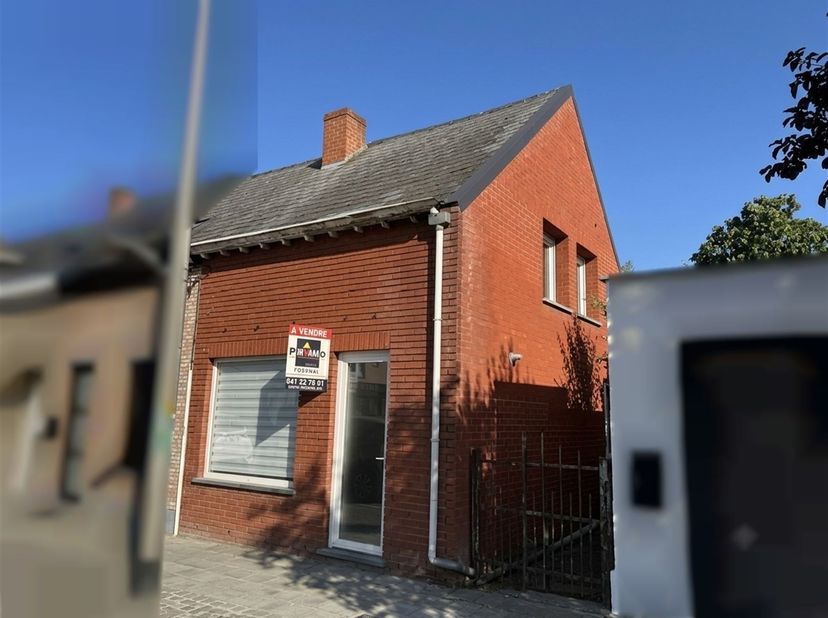 Maison semi-mitoyenne avec jardin en partie rénovée proche du centre-ville et des axes autoroutiers.<br />
Ce bien d'une superficie de +/- 119m² se co