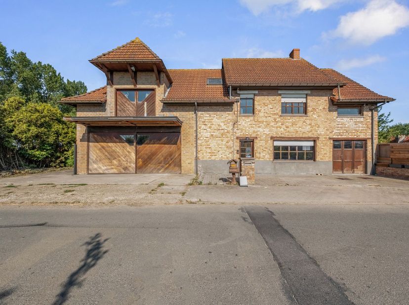 Ruime woning met atelier, studio en tal van mogelijkheden in het rustige Stalhille<br />
In een rustige straat in Stalhille (Jabbeke) bevindt zich dez