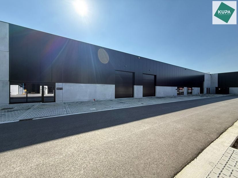 Het nieuwe bedrijvencentrum Steenpoort is strategisch gelegen in Hooglede (West-Vlaanderen), met een uitstekende zichtlocatie langs de N32 en vlotte v