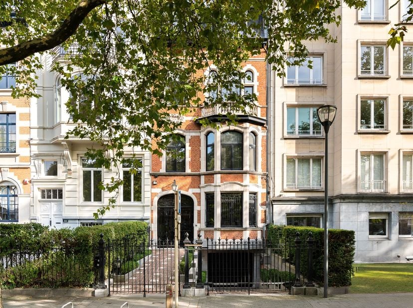 Gelegen in Etterbeek, in de wijk Montgomery, op een steenworp afstand van het Collège Saint-Michel, biedt deze elegante herenwoning in eclectische sti