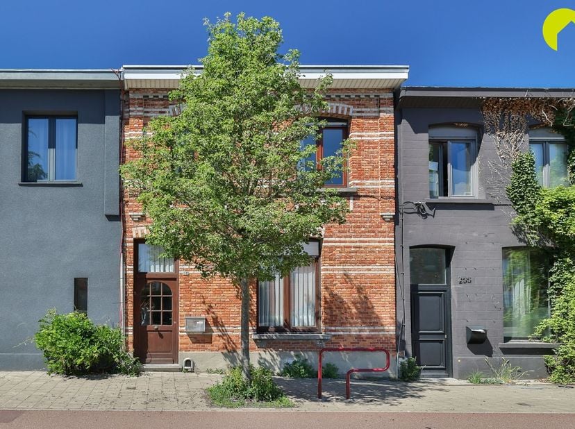 Cette maison mitoyenne à rénover avec une façade charmante est située dans la rue Alexander Franckstraat, à distance de marche du centre de Boechout e