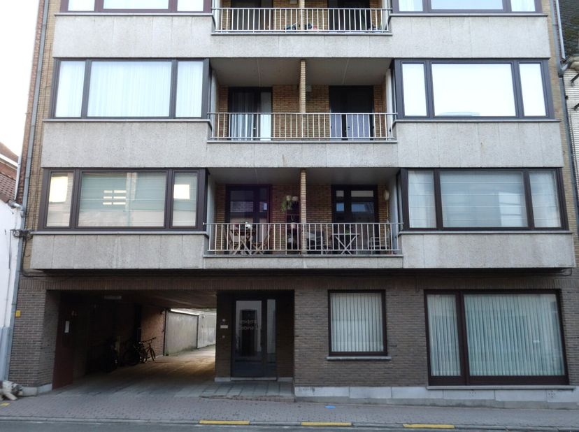 Zeer gerieflijk appartement op de 2e verdieping (links) in het centrum van Zottegem, omvattende een inkomhal, een berging, 2 slaapkamers (ramen voorzi