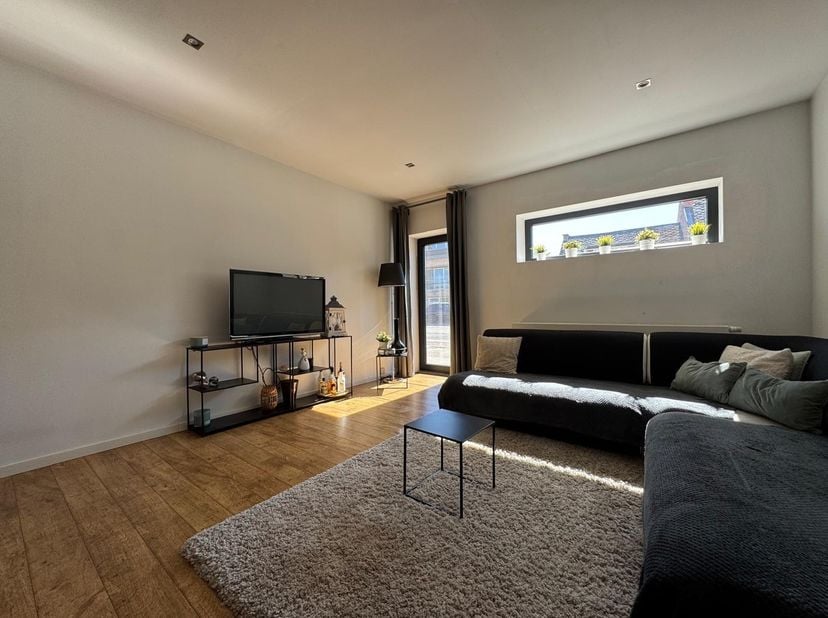 Centraal in Zonhoven vinden we deze gerenoveerde woning met&amp;nbsp;3 slaapkamers&amp;nbsp;op een perceel van 2a 84ca.<br />
﻿Een ideale thuis voor wie comfo