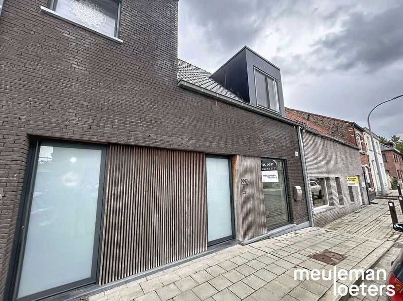 Maison clé en main lumineuse située dans un quartier calme, proche du centre d'Oostkamp avec plusieurs commerces, services et transports en commun acc