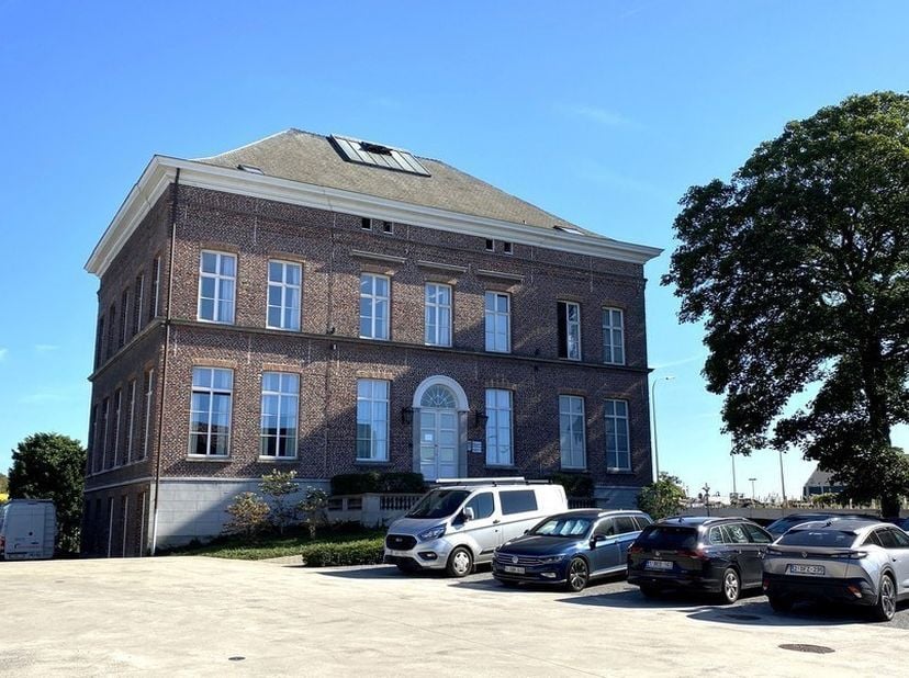 288m² lichtrijke kantoorruimte op het souterrain van voormalige directeurswoning (neoclassistische stijl) - uitbreidbaar tot 816m²<br />
Ligging: op d