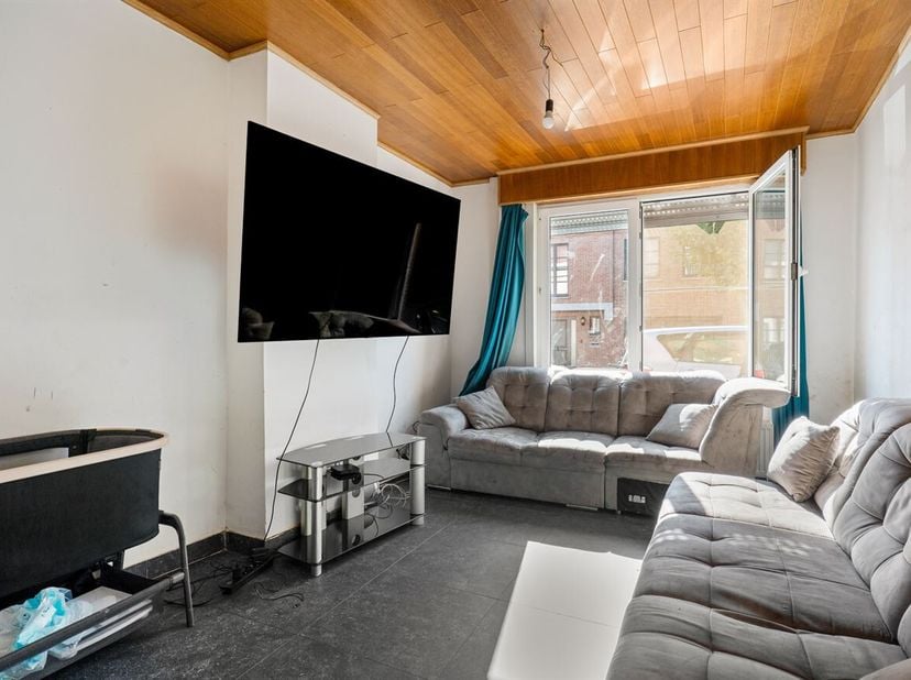 Te renoveren gezinswoning met potentieel in Boom<br />
Deze woning is gelegen in een rustige woonomgeving in Boom, op korte afstand van verschillende