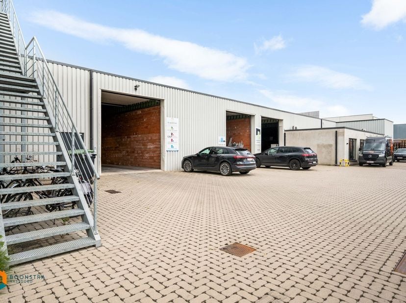 Op een uitstekende locatie in het Industriepark te Heist-op-den-Berg bevindt zich deze ruime magazijnruimte met een totale oppervlakte van ca. 1.630 m