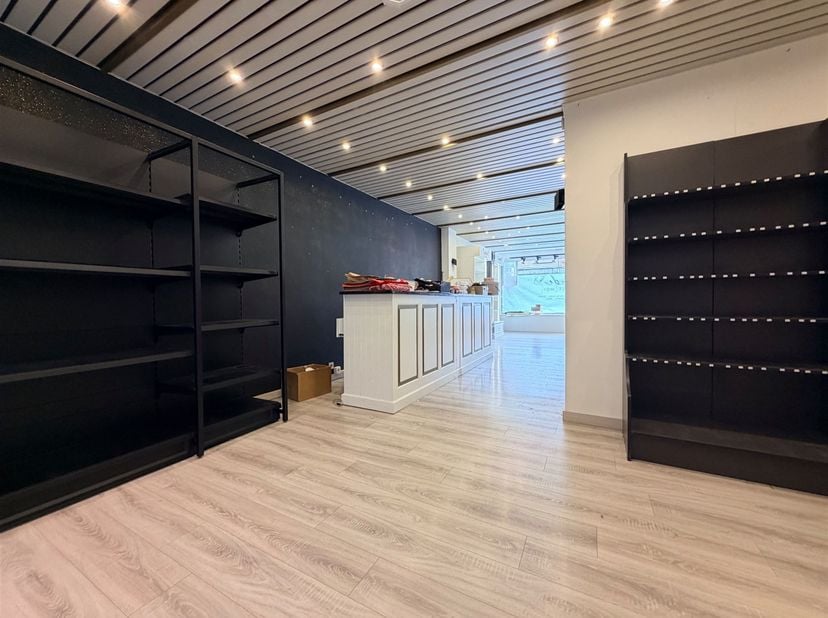 Winkelruimte van +/- 75m², ideaal gelegen in een winkelstraat in het stadscentrum, op 300 meter van de Grote Markt.<br />
<br />
<br />
Het pand be