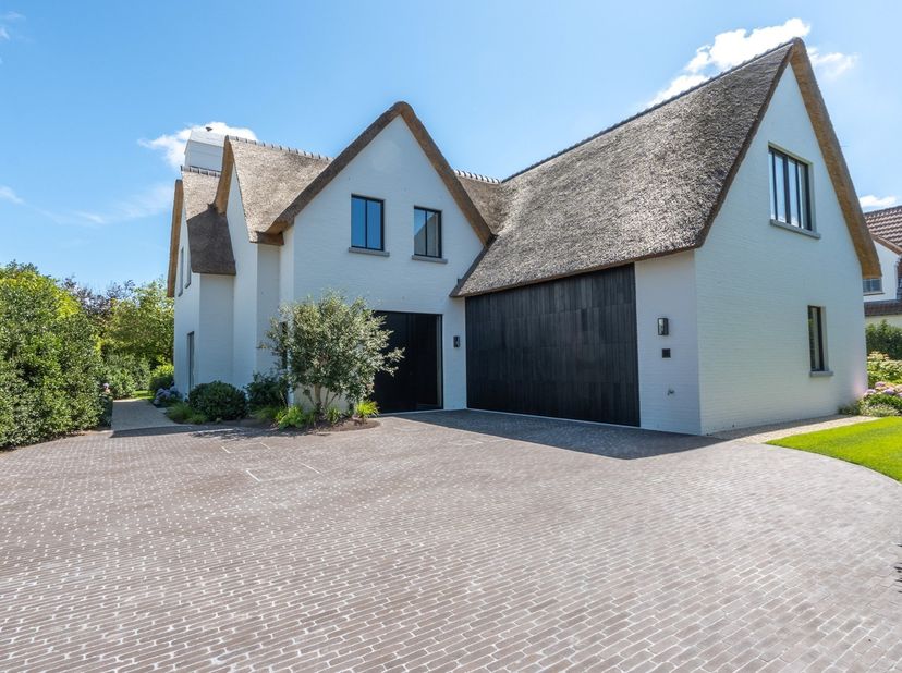 Luxe NIEUWBOUW villa op een schitterende ligging in een rustige en autoluwe straat nabij de Kalfmolen in het Zoute. Bijzonder mooi afgewerkt en voorzi