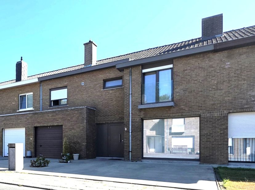 Ruime woning in een doodlopende straat met 4 slaapkamers en een zuid-gerichte tuin in Heule!<br />
<br />
We komen de woning binnen via de ruime inkom