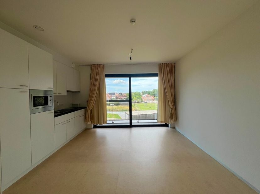 Dit recente assistentie-appartement uit 2018 is gelegen in residentie Coosterveld, een erkende assistentieresidentie in het groene Terkoest (Alken). V