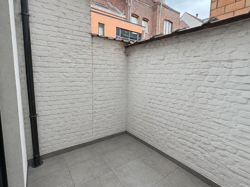 Op het gezellige Minneplein bevindt zich deze verzorgde stadswoning waar comfortabel wonen en een praktische ligging hand in hand gaan. Dankzij de par
