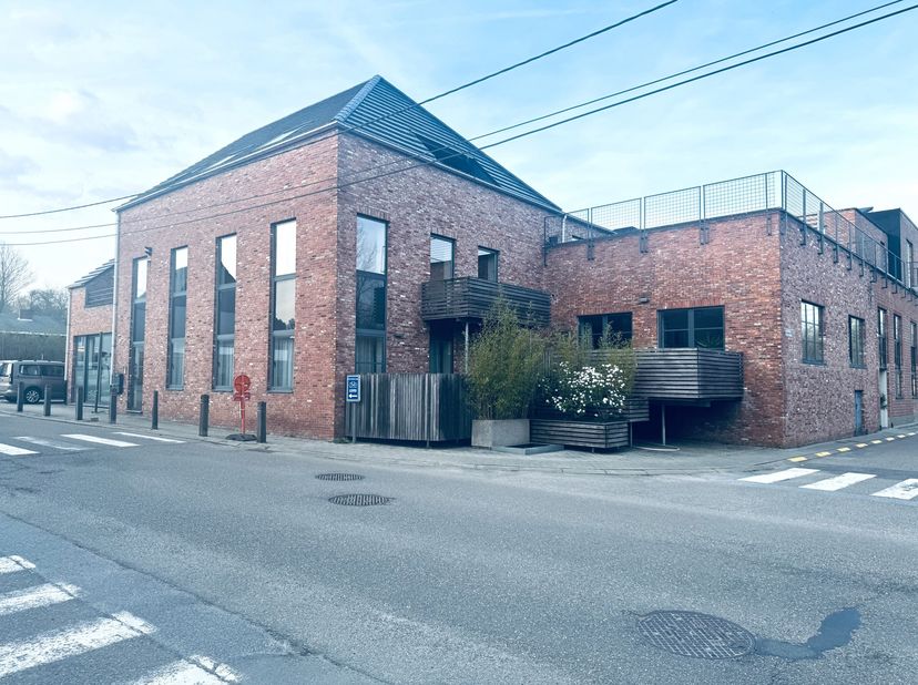Dit lichtrijke en zéér ruime appartement met 3 slaapkamers, 2 bergruimtes, 2 badkamers en 2 terrassen bevindt zich op de eerste en tweede verdieping v