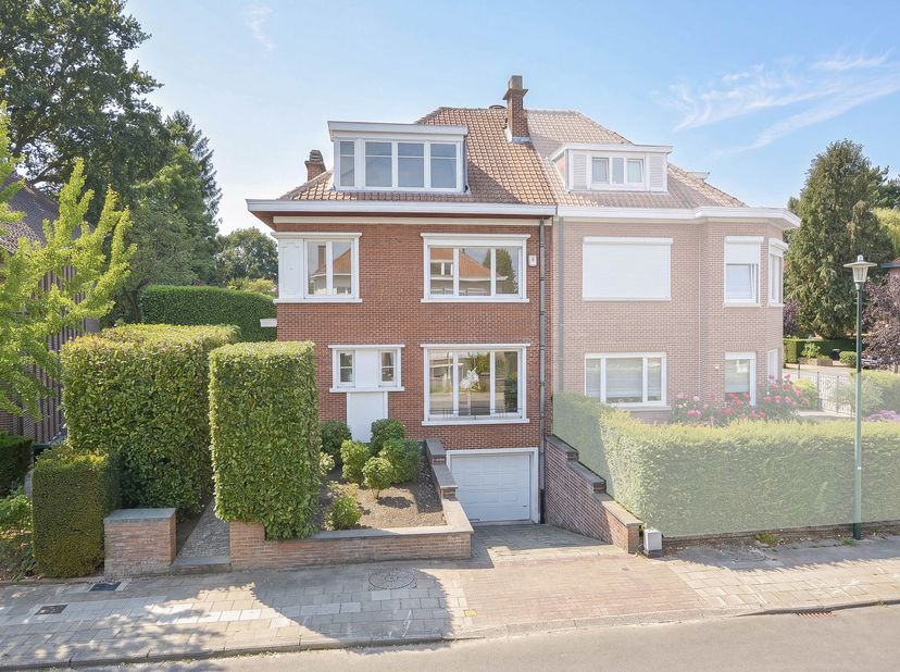 Maxime Real Estate presenteert deze charmante woning, ideaal gelegen op wandelafstand van het Dumonplein (Stokkel) en alle voorzieningen (winkels, ope