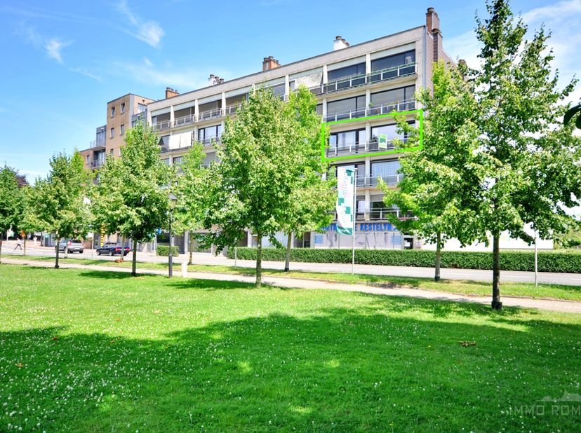 Op wandelafstand van het stadscentrum van Ronse treffen we dit aangename appartement, waar het genieten is van een prachtig zicht op het Bruulpark en
