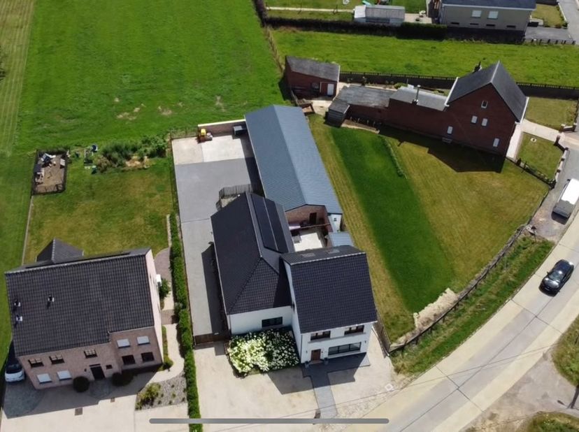 Vous recherchez un bien permettant de combiner parfaitement habitation et activité professionnelle ? Cette maison rénovée à Rillaar vous offre espace,