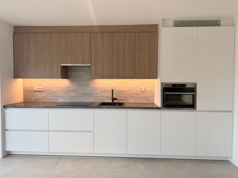Volledig gerenoveerde studio op goeie ligging. Indeling: inkomhal met toegang tot een berging voorzien van aansluiting wasmachine en droogkast; apart