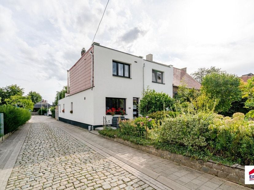 Louvain : Maison semi-ouverte avec allure moderne et grand avant jardin Située dans un excellent emplacement à Louvain, à proximité de toutes les comm