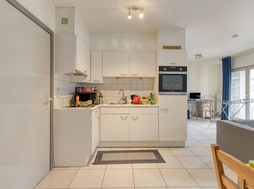 Deze studio (EPC B) ligt in de Smidsestraat, op wandelafstand van station Gent-Sint-Pieters en vlakbij de Kouter in Gent.<br />
<br />
Met een bewoonb