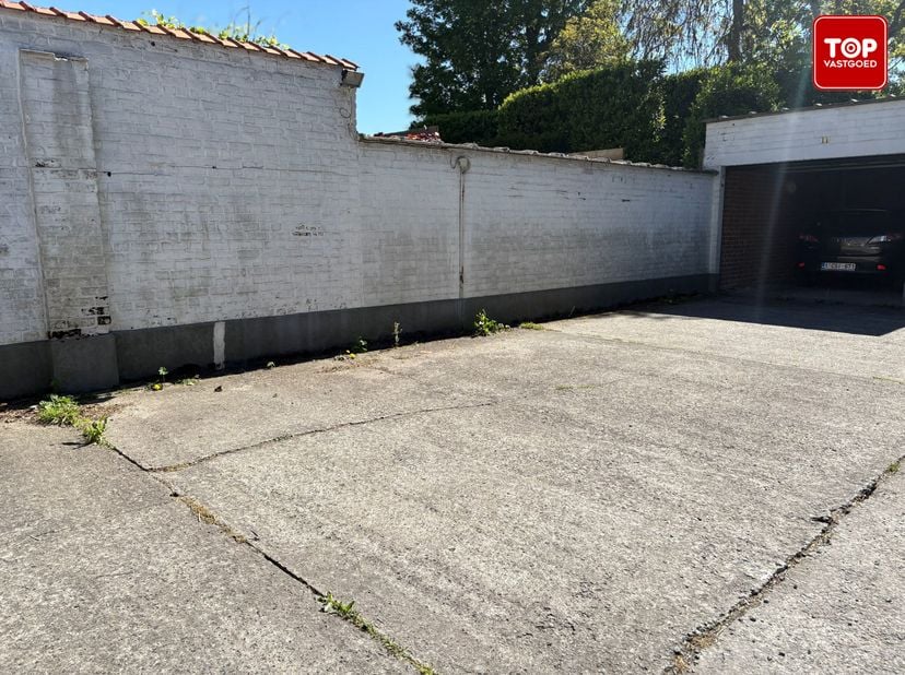 Gunstig gelegen staanplaats in de Stationstraat te Waregem. Ideaal voor wie het centrum wil vermijden van parkeerdruk en altijd zeker wil zijn van een