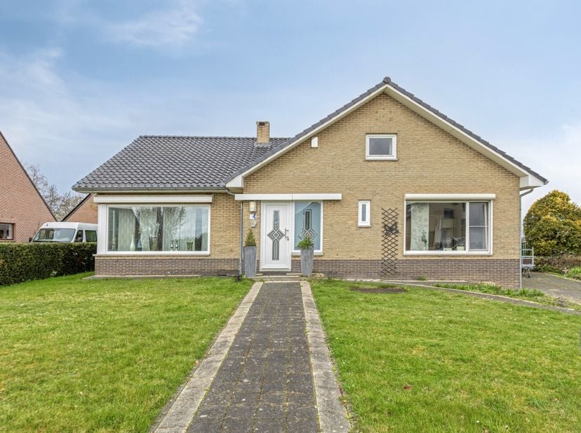 Deze charmante vrijstaande woning is gelegen op een ruim perceel van ca. 1.000 m² en biedt een aangename combinatie van ruimte, comfort en functionali