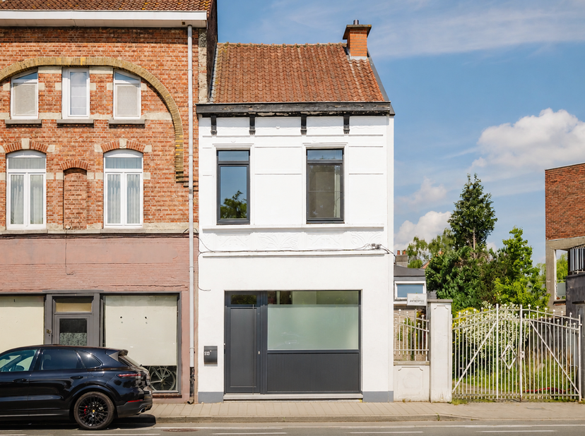 LIGGING<br />
Deze woning bevindt zich in het populaire Sint-Amandsberg en combineert een uitstekende bereikbaarheid met alle voorzieningen binnen han