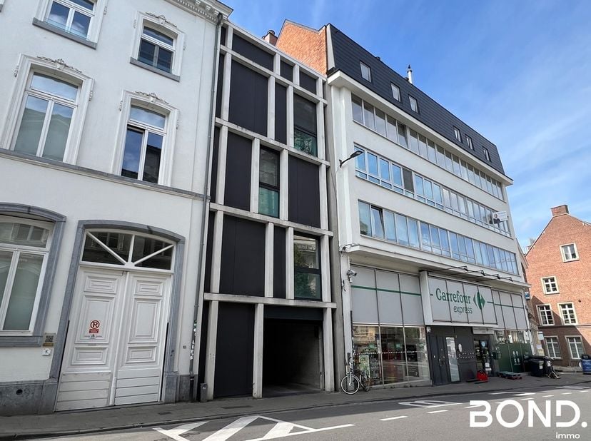 Beschikbaar vanaf 1/09.<br />
Ondergrondse autostaanplaats in hartje Leuven. Op wandelafstand van de Oude markt, Bondgenotenlaan,...<br />
Huurprijs: