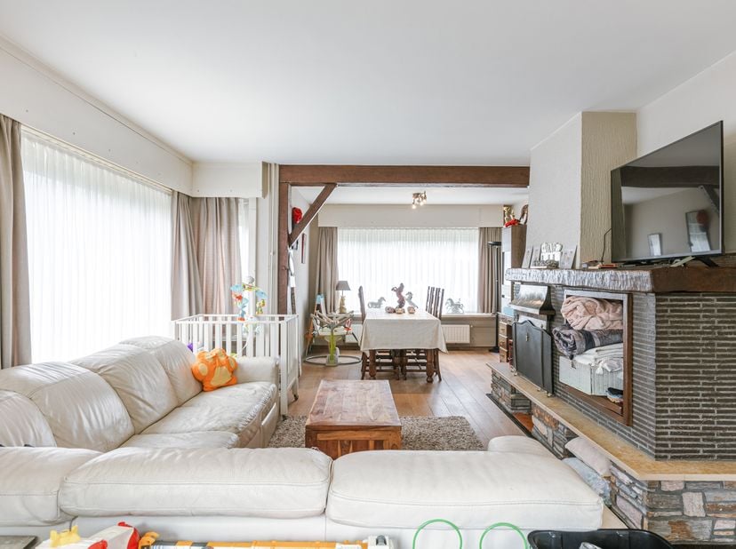 Deze vrijstaande woning bevindt zich in een residentiële wijk nabij het centrum van Roeselare. De woning geniet van een rustige maar centrale ligging,