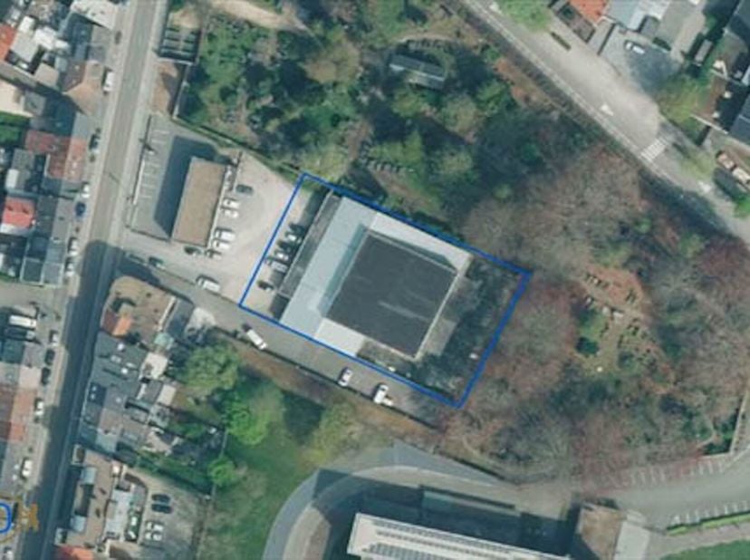 Centraal gelegen lot projectgrond met een oppervlakte van 24a 17ca. Momenteel bevindt zich een sportgebouw op de eigendom.<br />
De site bevindt zich