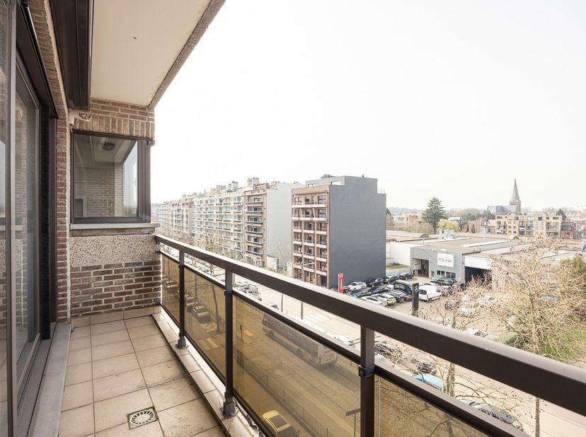 RUIM APPARTEMENT MET 3 SLAAPKAMERS - <br />
<br />
Gunstig gelegen.<br />
Op de 5e verdieping van een verzorgd gebouw/<br />
<br />
Omvat: inkomhal, a