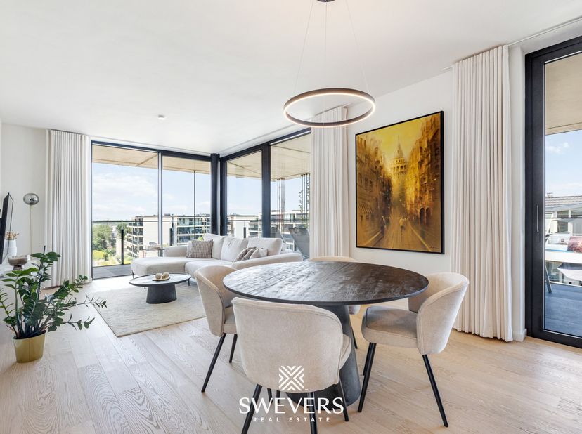 Voor meer info en foto’s, surf naar www.swevers.be – Ontdek dit instapklare luxe dakappartement op de 3de verdieping, gebouwd in 2022, pal in het cent
