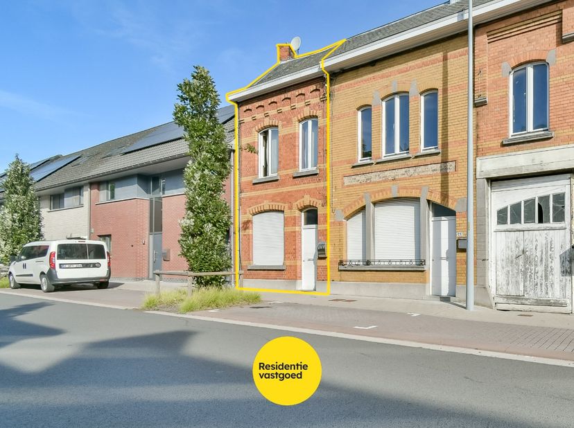 Welkom in de Spanjestraat te Roeselare, waar u deze ruime te renoveren stadswoning met gezellige koer terugvindt. Dankzij de centrale ligging bevindt