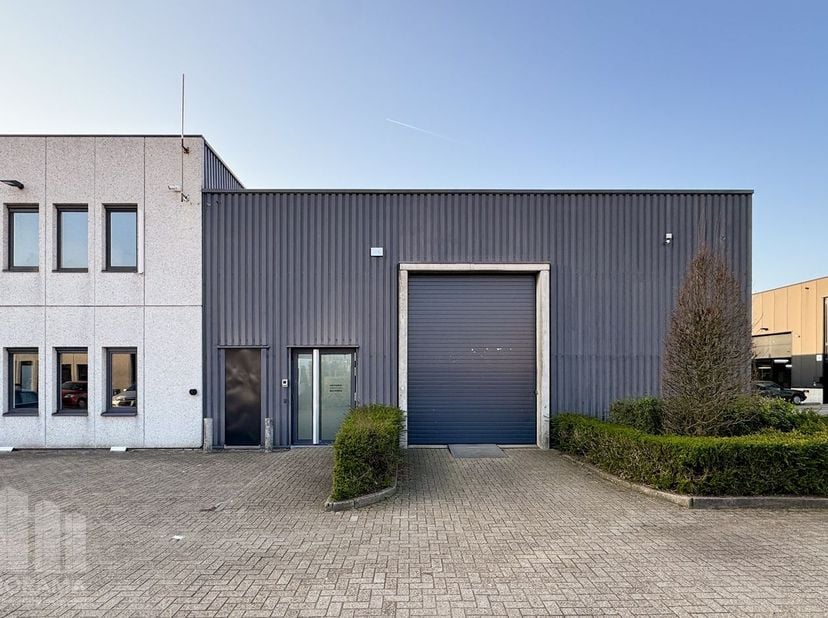 Magnifiek gelegen kantoorruimte van&amp;nbsp;529 m² te koop met visibiliteit vanaf de bedrijvige Pontbeeklaan aan de rand van Brussel (Zellik).<br />
Feno