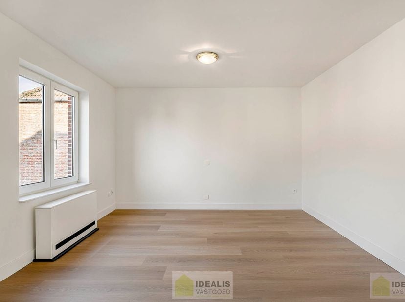 PRACHTIG GERENOVEERD DUPLEXAPPARTEMENT IN HARTJE HAMONT! Dit uiterst ruime appartement van het bouwjaar 1997 omvat maar liefst 176m² netto bewoonbare