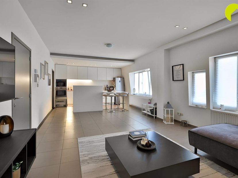 A la frontière d'Edegem et de Mortsel, nous vous proposons cet appartement spacieux et rénové (100m²) avec 2 chambres à coucher. Le prix comprend un g