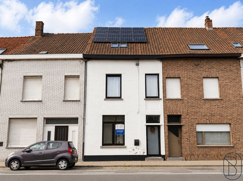Volledig gerenoveerde, energiezuinige gezinswoning met 3slaapkamers, tuin en uitweg achteraan!<br />
Op zoek naar een stijlvolle, volledig gerenoveerd