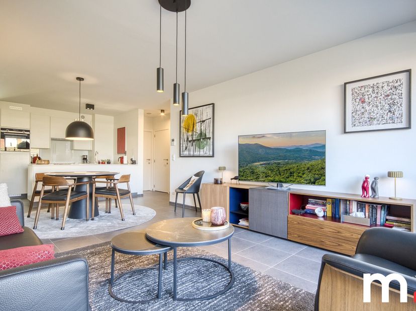 Op zoek naar een energiezuinig en volledig afgewerkt appartement met alle comfort? Dit prachtig gelijkvloers appartement in Lauwe biedt alles wat u no