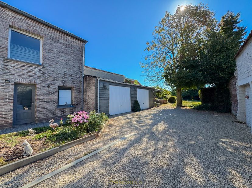 <br />
<br />
AANGENAME HALFOPEN BEBOUWING met SPATIEUZE TUIN en 2 GARAGES in de dorpskern van SINT-MARIA-OUDENHOVE (ZOTTEGEM). Deze woning biedt dank